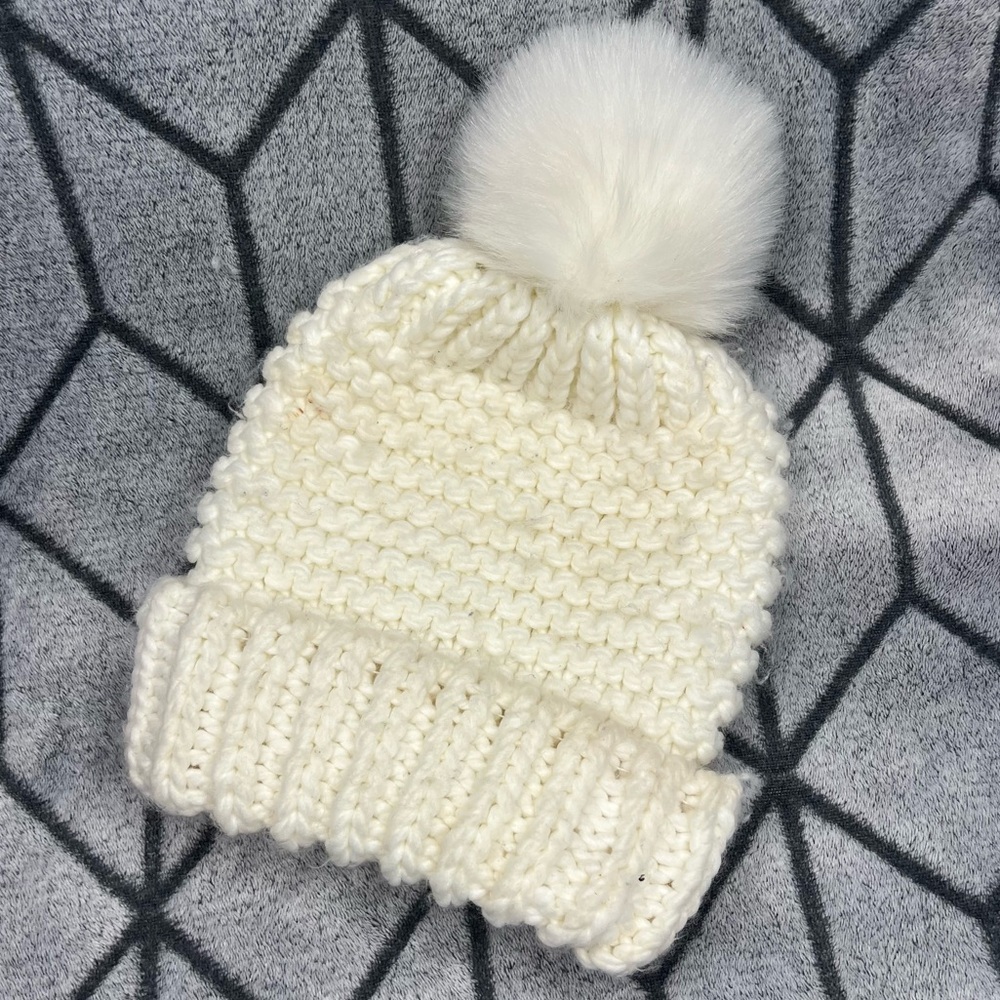Free People Soft Cable Knit Crochet Ivory Faux Fur Puff Ball Hat V